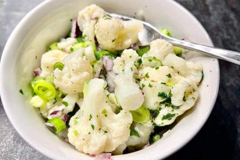 Blumenkohlsalat Rezept (einfach &amp; lecker) | 15 Min.