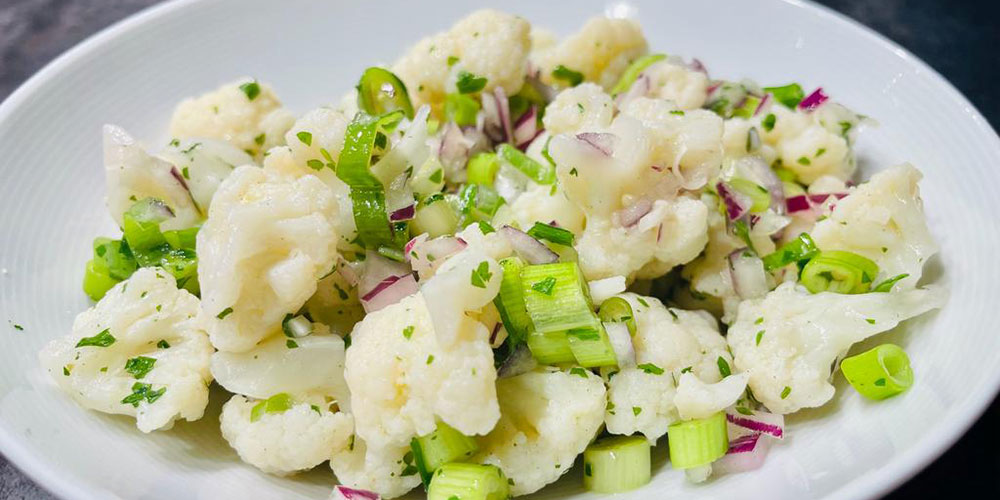 Rezept für gesunden Salat mit Karfiol, Zwiebel und Petersilie