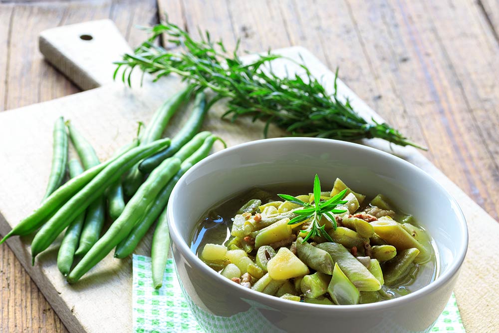 Grüner Bohneneintopf mit Kartoffeln und Speck