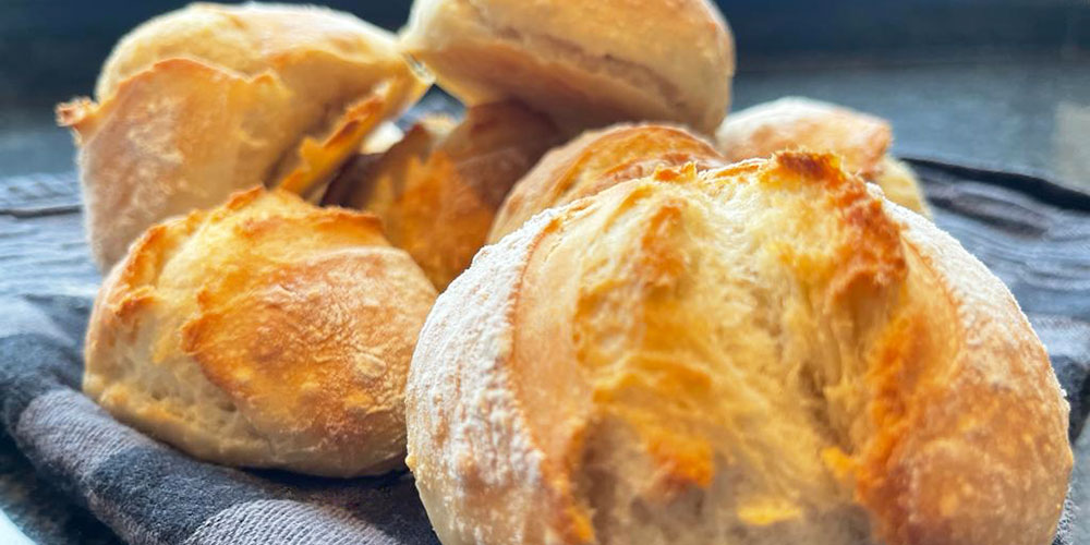 Selbstgemachte Brötchen backen mit Mehl