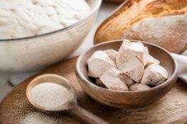Ist Hefe vegan? Wie das Backtriebmittel in eine gesunde Ernährung passt