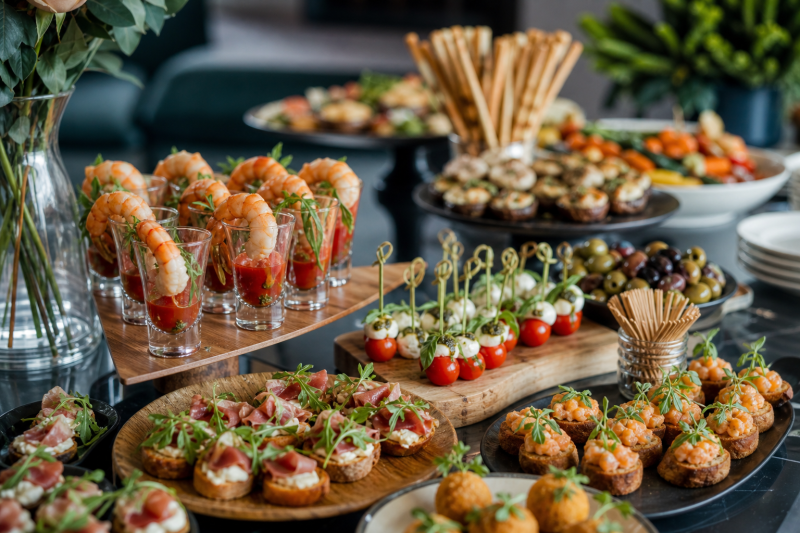 Leichtes Fingerfood für Partys: So wird der perfekte Snack-Tisch zum Schlemmen