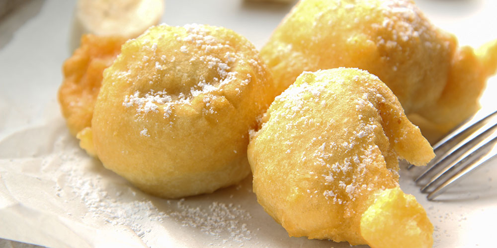 Überbackene Bananen mit Puderzucker als Dessert oder Snack