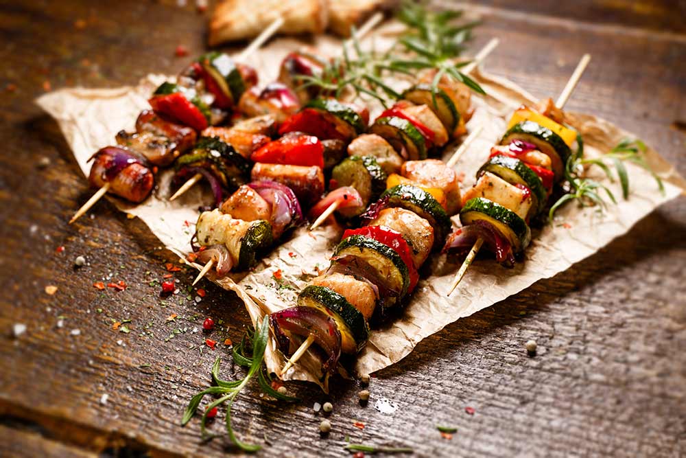 Hähnchenspieße Grillen - Hähnchenfleisch mit Paprika, Zucchini und Zwiebeln