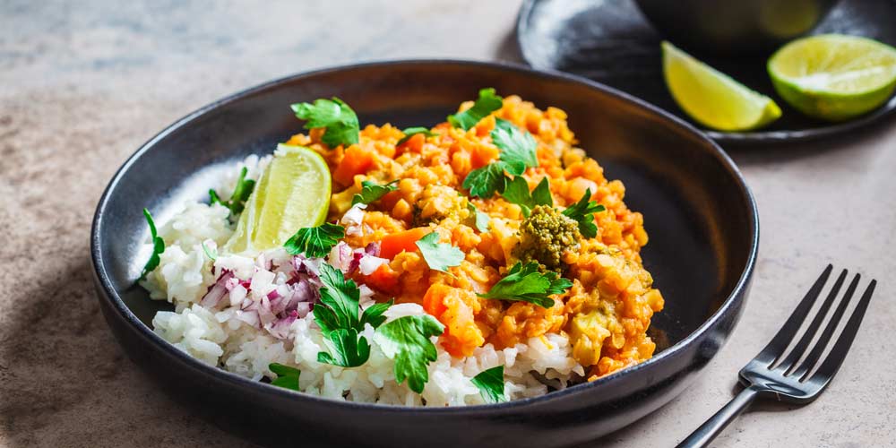 Linsencurry Rezept mit Reis, Kokosmilch und Gemüse