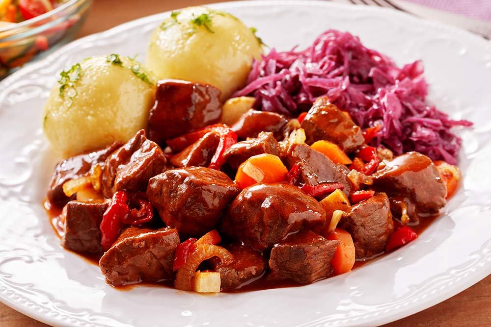 Rinderragout mit Knödel, Karotten und Blaukraut (Schmorgericht)