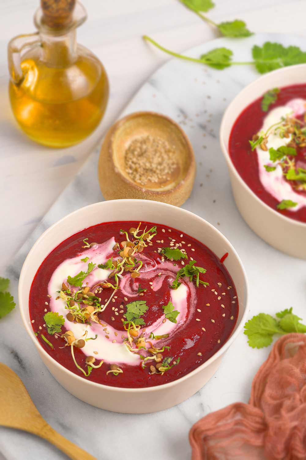 Rote Beete Suppe verfeinert mit Crème fraîche und Sprossen