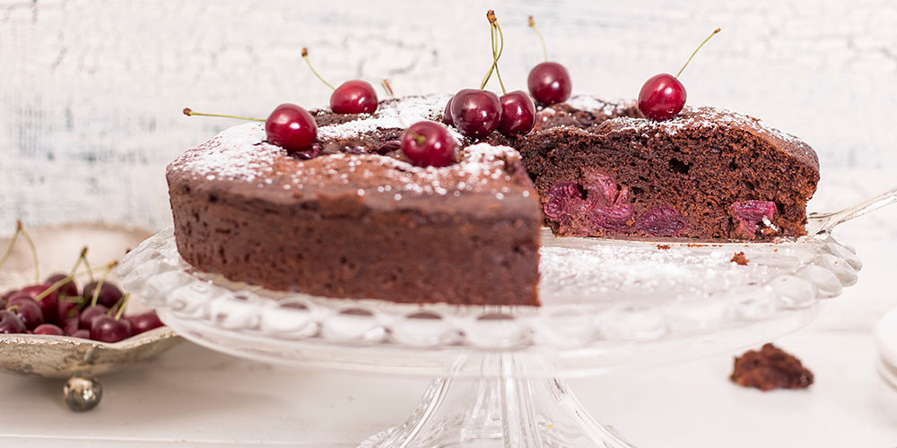 Einfaches Rezept für saftigen Schoko-Kirsch-Kuchen wie von Oma, garniert mit fruchtigen Kirschen