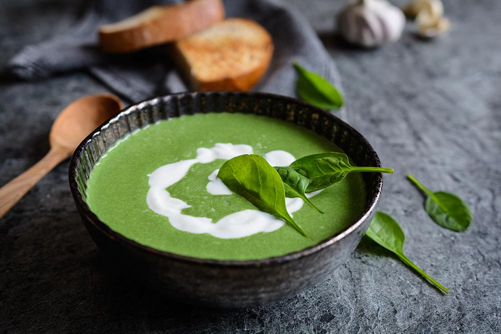 Gesunde Spinatsuppe mit frischem Blattspinat