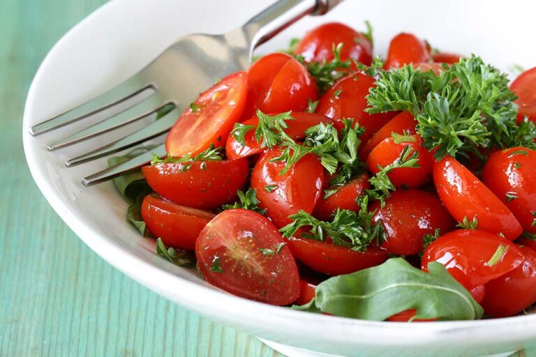 Tomatensalat Rezept mit Zwiebeln (einfach, wenig Kalorien)