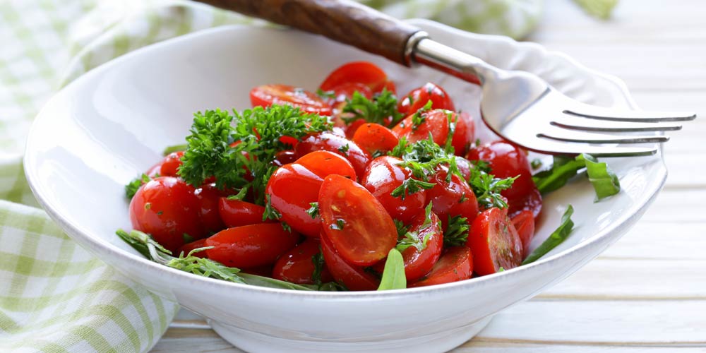 Tomatensalat Rezept mit Zwiebeln und Dressing